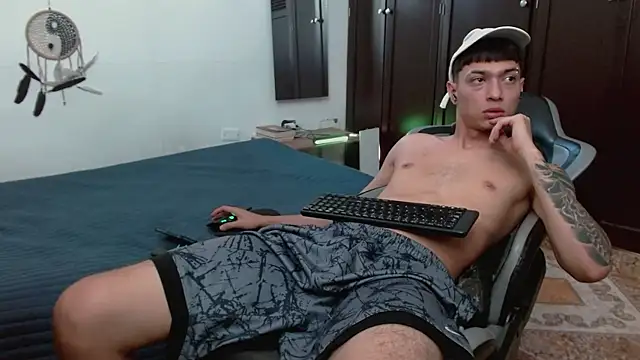 Snapshot of aaron_blug chatting on January 5, 2026, 5:27 pm aaron blug online show from January 5, 2026, 5:27 pm