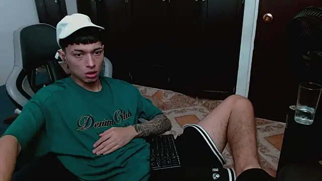 Snapshot of aaron_blug chatting on January 10, 2026, 4:53 pm aaron blug online show from January 10, 2026, 4:53 pm