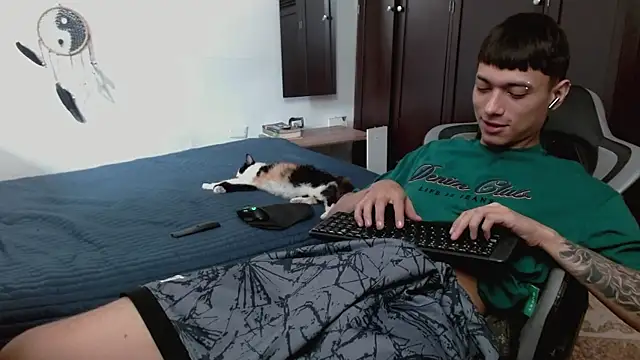 Snapshot of aaron_blug chatting on January 11, 2026, 4:56 pm aaron blug online show from January 11, 2026, 4:56 pm