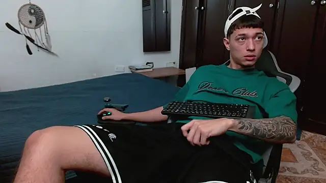 Snapshot of aaron_blug chatting on January 19, 2026, 4:33 pm aaron blug online show from January 19, 2026, 4:33 pm