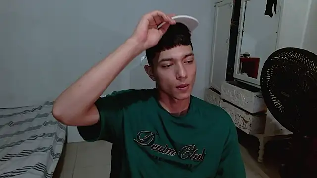 Snapshot of aaron_blug chatting on March 10, 2026, 3:00 am aaron blug online show from March 10, 2026, 3:00 am