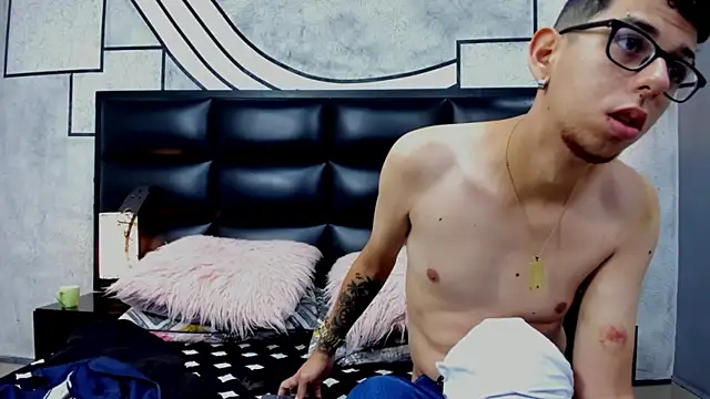 Derek and Skarlet online show from March 11, 2025, 11:23 am