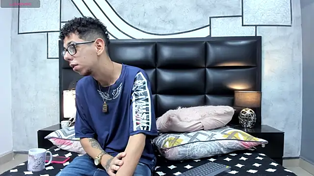 Derek and Skarlet online show from March 12, 2025, 11:31 am