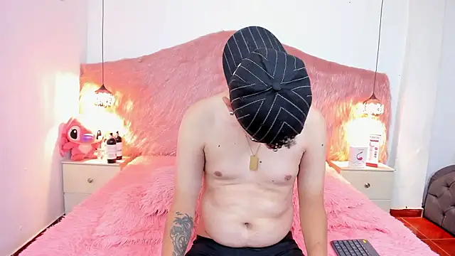 Snapshot of Derek_and_Skarlet chatting on February 13, 2026, 10:55 am Derek and Skarlet online show from February 13, 2026, 10:55 am