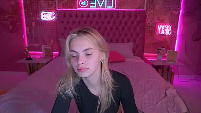 Snapshot of ChloeBrightt chatting on November 3, 2025, 9:48 pm ChloeBrightt online show from November 3, 2025, 9:48 pm