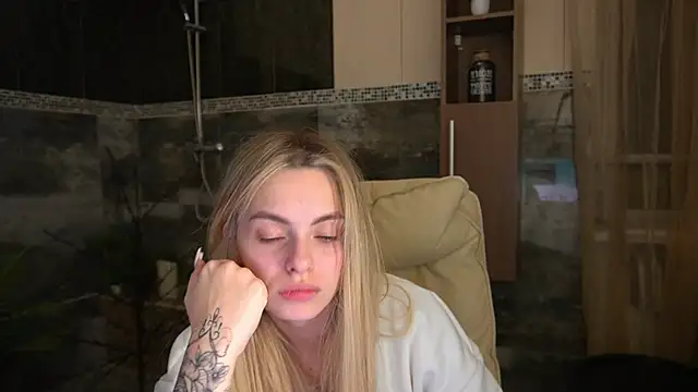 Snapshot of ChloeBrightt chatting on December 17, 2025, 8:48 pm ChloeBrightt online show from December 17, 2025, 8:48 pm