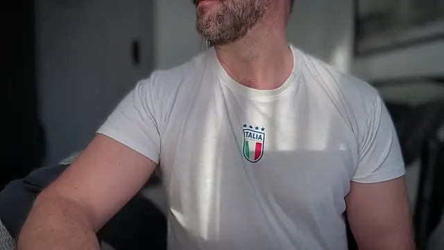 Snapshot of Mr_Beef chatting on December 14, 2025, 2:33 pm Mr Beef online show from December 14, 2025, 2:33 pm