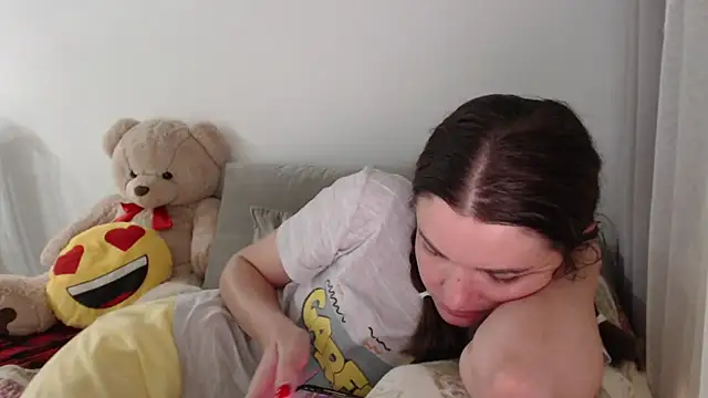 Snapshot of _JustmeHere_ chatting on November 18, 2025, 7:40 pm JustmeHere online show from November 18, 2025, 7:40 pm