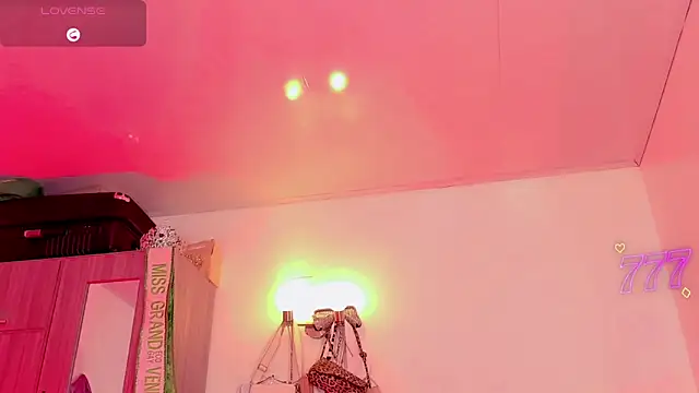 Snapshot of naomy__xx chatting on June 11, 2026, 3:15 am naomy xx online show from June 11, 2026, 3:15 am