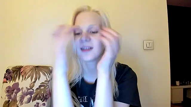 Snapshot of sashakiss99 chatting on December 17, 2025, 3:18 pm sashakiss99 online show from December 17, 2025, 3:18 pm