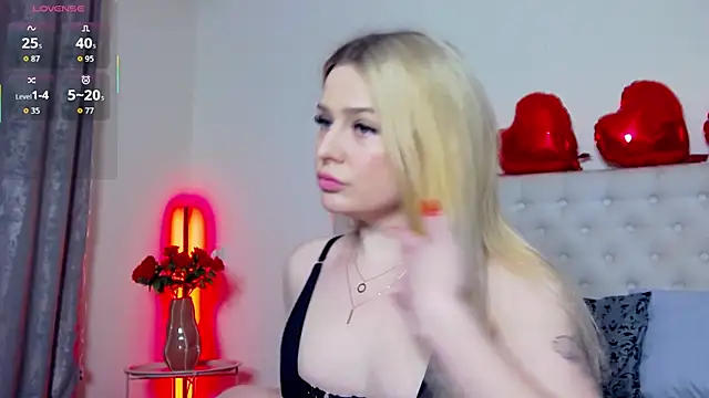 Snapshot of TamarraFox chatting on February 15, 2026, 10:06 pm TamarraFox online show from February 15, 2026, 10:06 pm