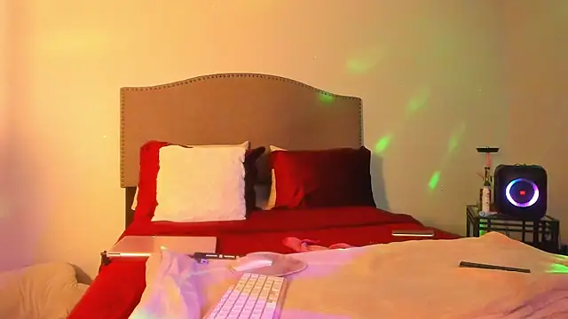 Snapshot of yiauana chatting on December 1, 2025, 3:22 am yiauana online show from December 1, 2025, 3:22 am