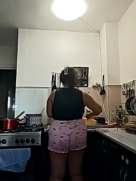 Snapshot of AvaLloyd chatting on September 22, 2025, 1:24 pm AvaLloyd online show from September 22, 2025, 1:24 pm