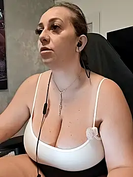 Snapshot of AvaLloyd chatting on October 5, 2025, 3:38 am AvaLloyd online show from October 5, 2025, 3:38 am