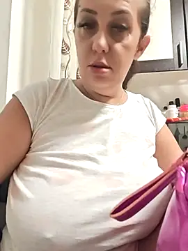 Snapshot of AvaLloyd chatting on October 6, 2025, 2:42 am AvaLloyd online show from October 6, 2025, 2:42 am