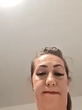 Snapshot of AvaLloyd chatting on October 31, 2025, 3:29 am AvaLloyd online show from October 31, 2025, 3:29 am