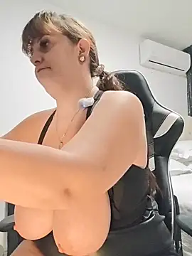 Snapshot of AvaLloyd chatting on December 4, 2025, 1:59 am AvaLloyd online show from December 4, 2025, 1:59 am