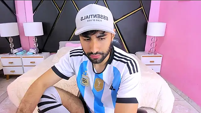 Snapshot of MilanZaire chatting on October 25, 2025, 12:18 am MilanZaire online show from October 25, 2025, 12:18 am