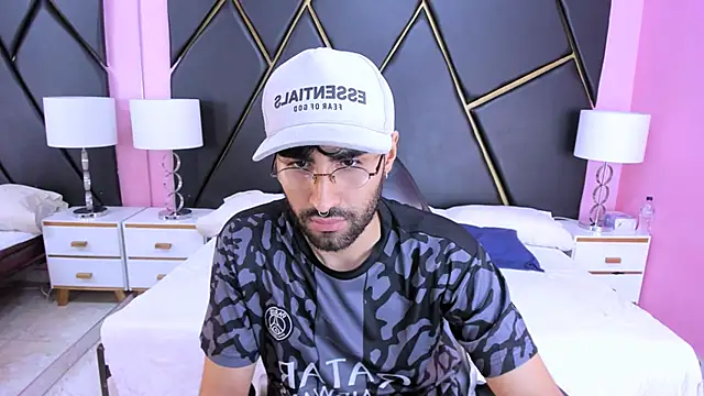 Snapshot of MilanZaire chatting on November 7, 2025, 2:55 am MilanZaire online show from November 7, 2025, 2:55 am