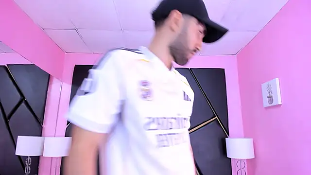 Snapshot of MilanZaire chatting on November 15, 2025, 12:52 am MilanZaire online show from November 15, 2025, 12:52 am