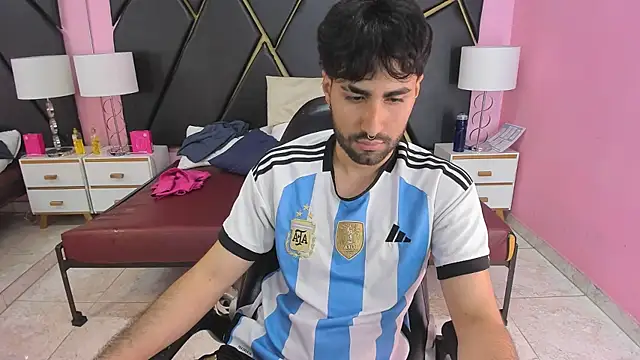 Snapshot of MilanZaire chatting on November 23, 2025, 10:09 pm MilanZaire online show from November 23, 2025, 10:09 pm