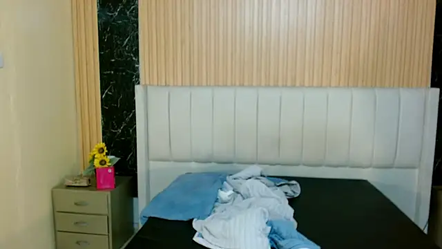 Snapshot of MilanZaire chatting on December 5, 2025, 3:30 pm MilanZaire online show from December 5, 2025, 3:30 pm