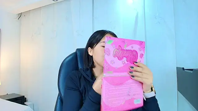 lina bedoya  online show from November 29, 2025, 11:35 am