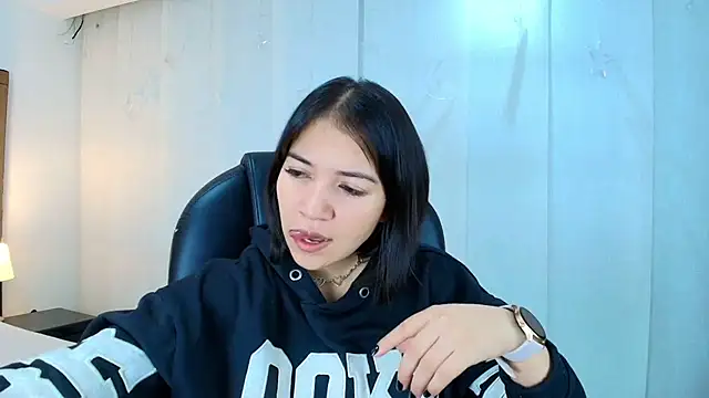 lina bedoya  online show from December 2, 2025, 11:26 am