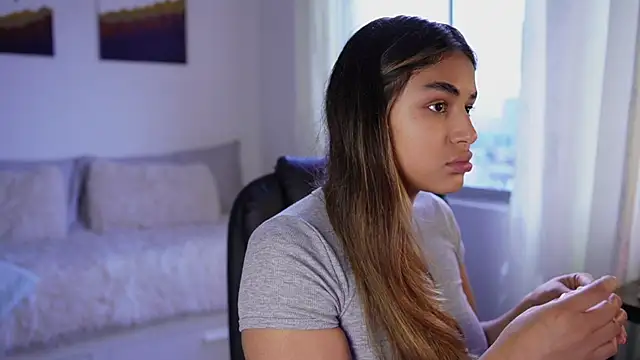 Snapshot of SaraParisi chatting on October 22, 2025, 10:31 pm SaraParisi online show from October 22, 2025, 10:31 pm