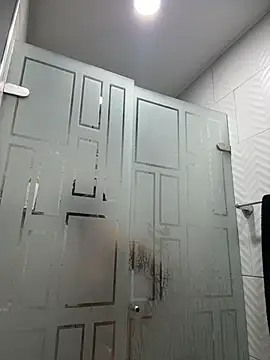 Snapshot of SaraParisi chatting on October 27, 2025, 10:25 pm SaraParisi online show from October 27, 2025, 10:25 pm