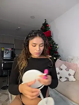 Snapshot of SaraParisi chatting on December 2, 2025, 10:27 pm SaraParisi online show from December 2, 2025, 10:27 pm