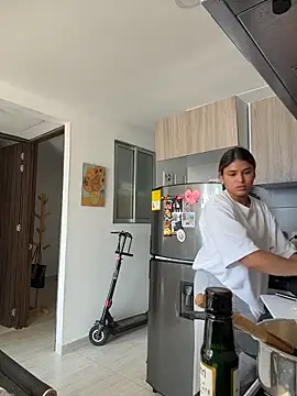 Snapshot of SaraParisi chatting on December 3, 2025, 7:34 pm SaraParisi online show from December 3, 2025, 7:34 pm