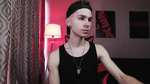 Joseph  Quinn online show from November 11, 2025, 7:08 am