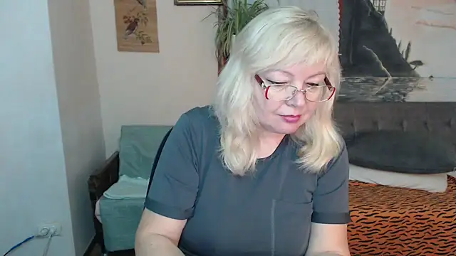 EvelynLoveShy online show from November 7, 2025, 5:02 pm