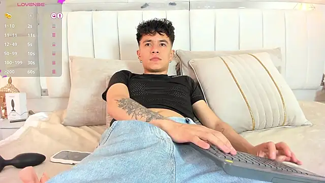 Snapshot of 1m_Joel chatting on December 18, 2024, 4:42 am 1m Joel online show from December 18, 2024, 4:42 am