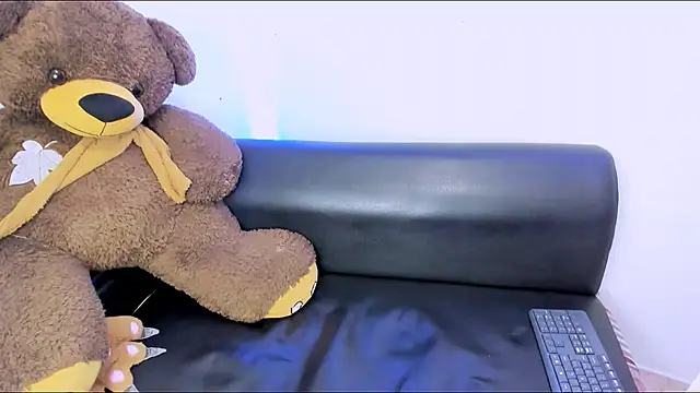 Snapshot of aurora_mcry chatting on March 1, 2025, 8:13 am aurora mcry online show from March 1, 2025, 8:13 am