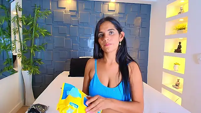 EmmilyCollson online show from January 18, 2025, 5:04 pm