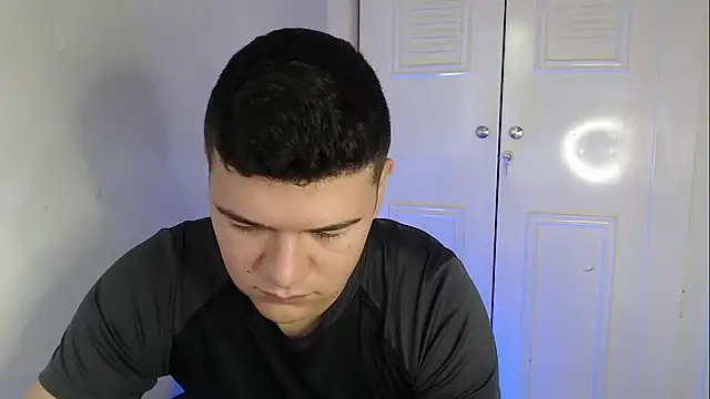 Snapshot of Plug_Control chatting on October 16, 2025, 2:07 pm Plug Control online show from October 16, 2025, 2:07 pm