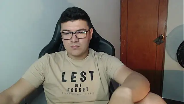 Snapshot of Plug_Control chatting on December 17, 2025, 6:58 pm Plug Control online show from December 17, 2025, 6:58 pm