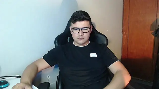 Snapshot of Plug_Control chatting on December 18, 2025, 5:19 pm Plug Control online show from December 18, 2025, 5:19 pm