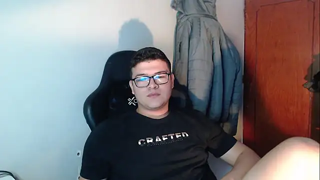 Snapshot of Plug_Control chatting on December 19, 2025, 4:36 pm Plug Control online show from December 19, 2025, 4:36 pm