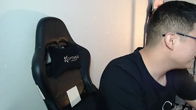 Snapshot of Plug_Control chatting on February 12, 2026, 6:36 pm Plug Control online show from February 12, 2026, 6:36 pm