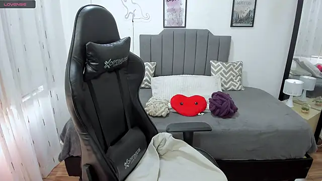 Amy joones online show from September 23, 2025, 11:57 am