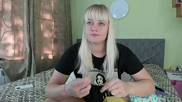 Snapshot of Kira_Miler chatting on September 16, 2025, 5:52 am Kira Miler online show from September 16, 2025, 5:52 am