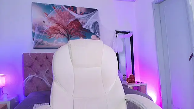 Julianaa Castro  online show from October 23, 2025, 11:42 am