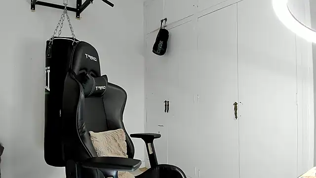 dan01  online show from November 10, 2025, 2:49 pm