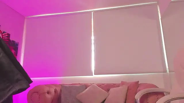 Giia paiige18 online show from December 7, 2024, 8:05 pm