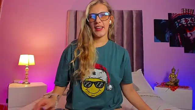 Giia paiige18 online show from December 19, 2024, 4:13 am