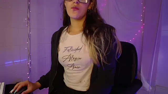 Giia paiige18 online show from September 19, 2025, 1:01 pm