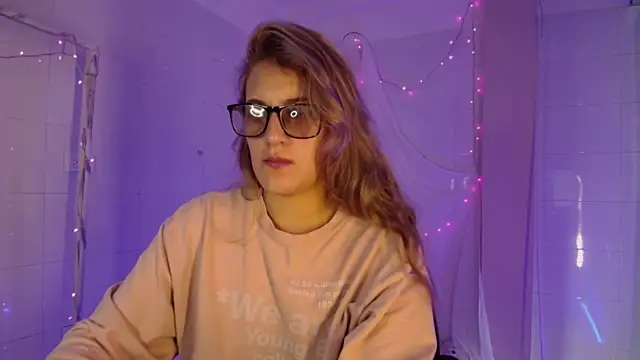 Giia paiige18 online show from December 4, 2025, 1:42 pm